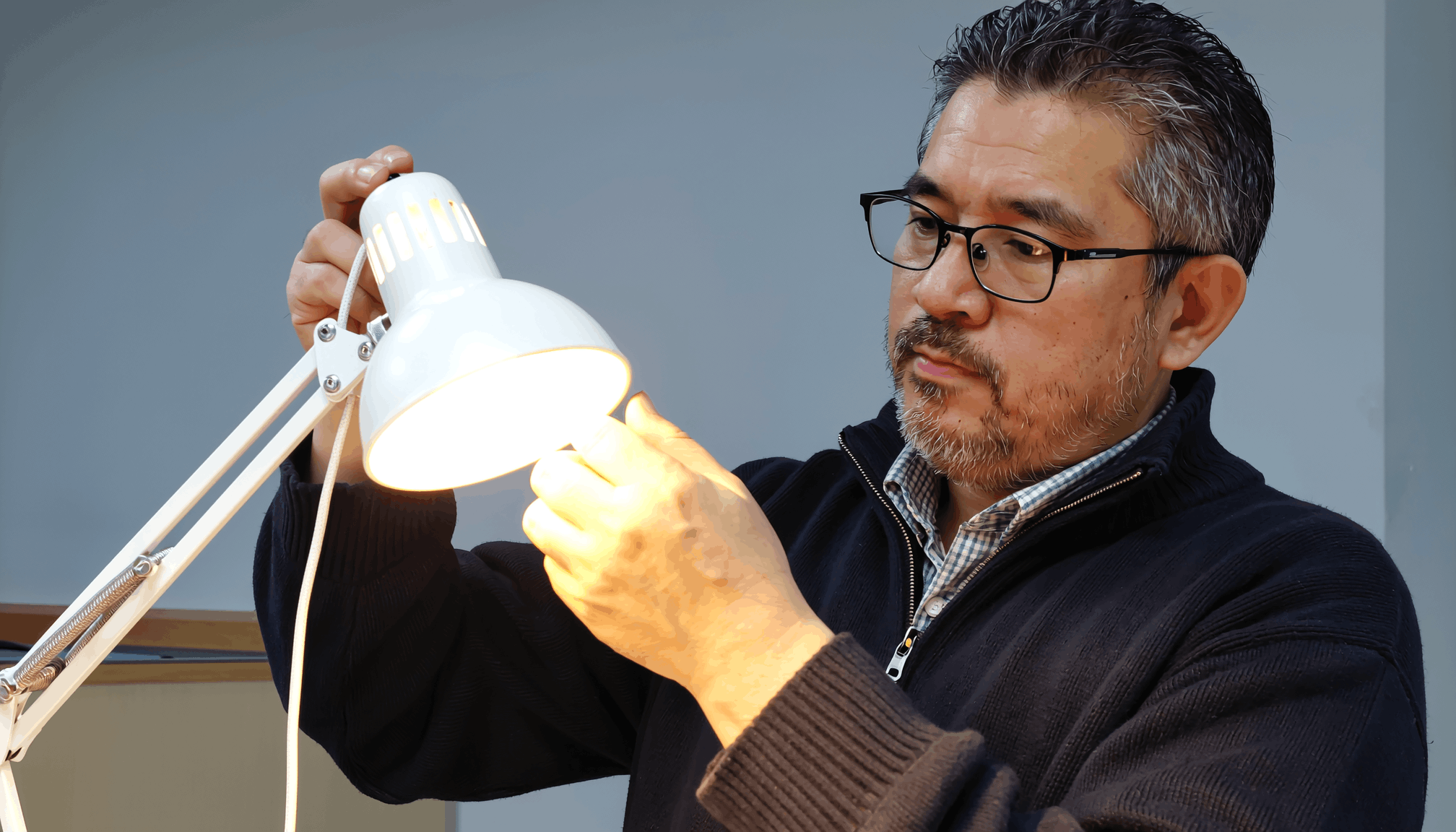 man-changing-lightbulb.png